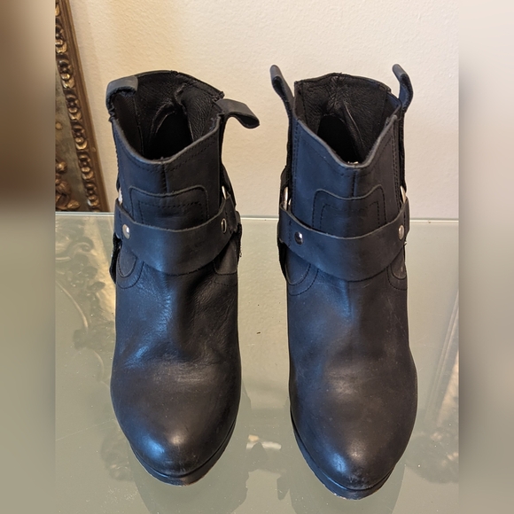 TOPSHOP BLACK LEATHER HARNESS BOOTS SZ 9 - Picture 4 of 7